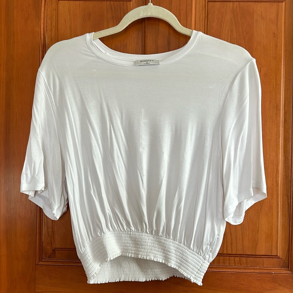 Worn once. Babaton by Aritzia short sleeve slightly cropped white top. Size M